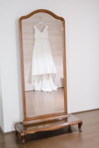 Aufnahme vom Kleid dass gegenüber von einem Spiegel hängt