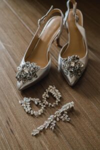 Aufnahme der Braut-Schuhe mit Schmuck - Ohrringe und Haarspange