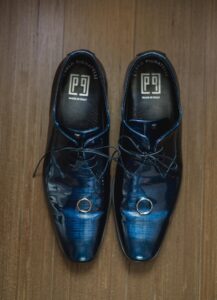 Aufnahme der Bräutigam-Schuhe mit den Eheringen