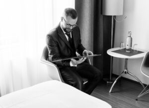 Bräutigam öffnet ein Geschenk von seiner Braut, welches sie im vor dem Getting Ready überreicht hat. Es ist ein Album.