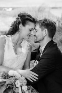 Braut und Bräutigam lehnen die Stirn aneinander und schließen die Augen