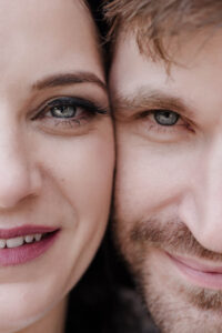 Bild der Gesichtshälften von Braut und Bräutigam