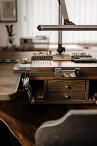 Arbeitsplatz eines Goldschmiedes im Rahmen einer Businessreportage in Wien - alles in Holz