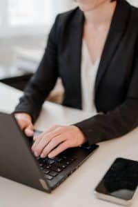 Nahaufnahme auf die Hände einer Anwältin die am Laptop arbeitet