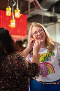 Buinessreportage_Veranstaltungsreporte: Live Video Podcast von Corinna Hintenberger mit Stefan Verra im socialhub Wien. Vorbereitung der Veranstaltung. Corinna Hintenberger bekommt ihr Mikrofon angesteckt