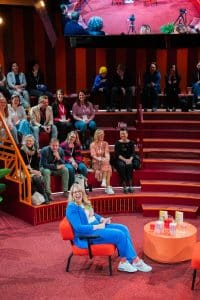 Buinessreportage_Veranstaltungsreporte: Live Video Podcast von Corinna Hintenberger mit Stefan Verra im socialhub Wien. Corinna Hintenberger eröffnet die Aufzeichnung des LIVE-Podcasts und begrüßt das Publikum im Aufnahmestudio