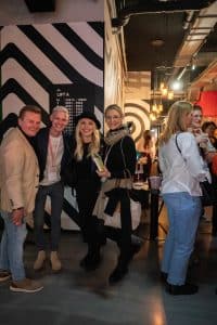 Buinessreportage_Veranstaltungsreporte: Live Video Podcast von Corinna Hintenberger mit Stefan Verra im socialhub Wien. Stimmungsbilder im Anschluss an die Veranstaltung. Eine Gruppe Menschen posiert für die Kamera