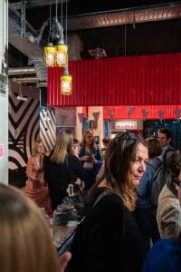 Buinessreportage_Veranstaltungsreporte: Live Video Podcast von Corinna Hintenberger mit Stefan Verra im socialhub Wien. Stimmungsaufnahme der Veranstaltung nach Aufzeichnen des Podcasts. Man sieht wie sich Corinna Hintenberger mit den Zuschauer*innen unterhält