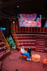 Buinessreportage_Veranstaltungsreporte: Live Video Podcast von Corinna Hintenberger mit Stefan Verra im socialhub Wien. Soundcheck vor Aufzeichnen des Live-Podcasts. Corinna Hintenberger bekommt ihr Mikro angesteckt und erhält letzte technische Instruktionen für die Aufzeichnung