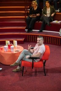 Buinessreportage_Veranstaltungsreporte: Live Video Podcast von Corinna Hintenberger mit Stefan Verra im socialhub Wien. Stefan Verra erklärt genau wie eine gewisse Körpersprache auf Menschen wirken kann und spielt hier auch mit Mimik und Gestik