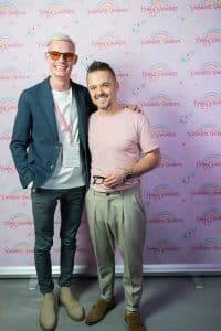 Buinessreportage_Veranstaltungsreporte: Live Video Podcast von Corinna Hintenberger mit Stefan Verra im socialhub Wien. Stefan Verra lässt sich im Anschluss an die Veranstaltung mit Publikum vor einer Fotowall fotografieren