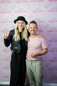 Buinessreportage_Veranstaltungsreporte: Live Video Podcast von Corinna Hintenberger mit Stefan Verra im socialhub Wien. Stefan Verra lässt sich im Anschluss an die Veranstaltung mit Publikum vor einer Fotowall fotografieren