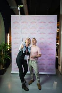 Buinessreportage_Veranstaltungsreporte: Live Video Podcast von Corinna Hintenberger mit Stefan Verra im socialhub Wien. Stefan Verra macht mit einer Zuschauerin ein Selfie. Dafür hält sie mit einem Selfie-Stick ihr Handy gaaaanz hoch