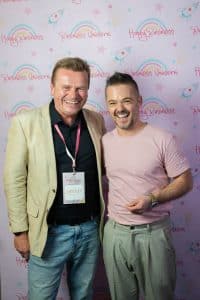 Buinessreportage_Veranstaltungsreporte: Live Video Podcast von Corinna Hintenberger mit Stefan Verra im socialhub Wien. Stefan Verra lässt sich im Anschluss mit einem Zuschauer fotografieren und beide lachen herzlich